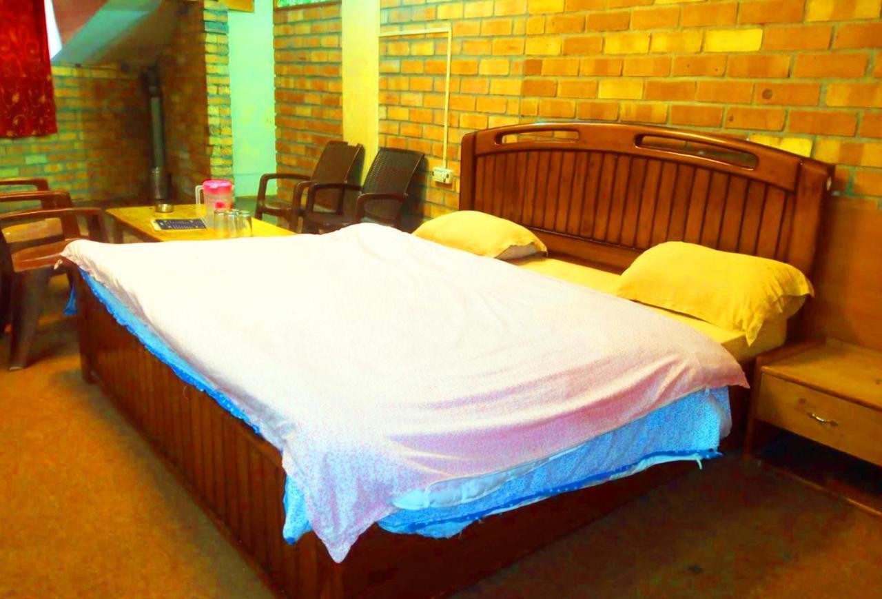 The Alpine Guest House Kasol Esterno foto