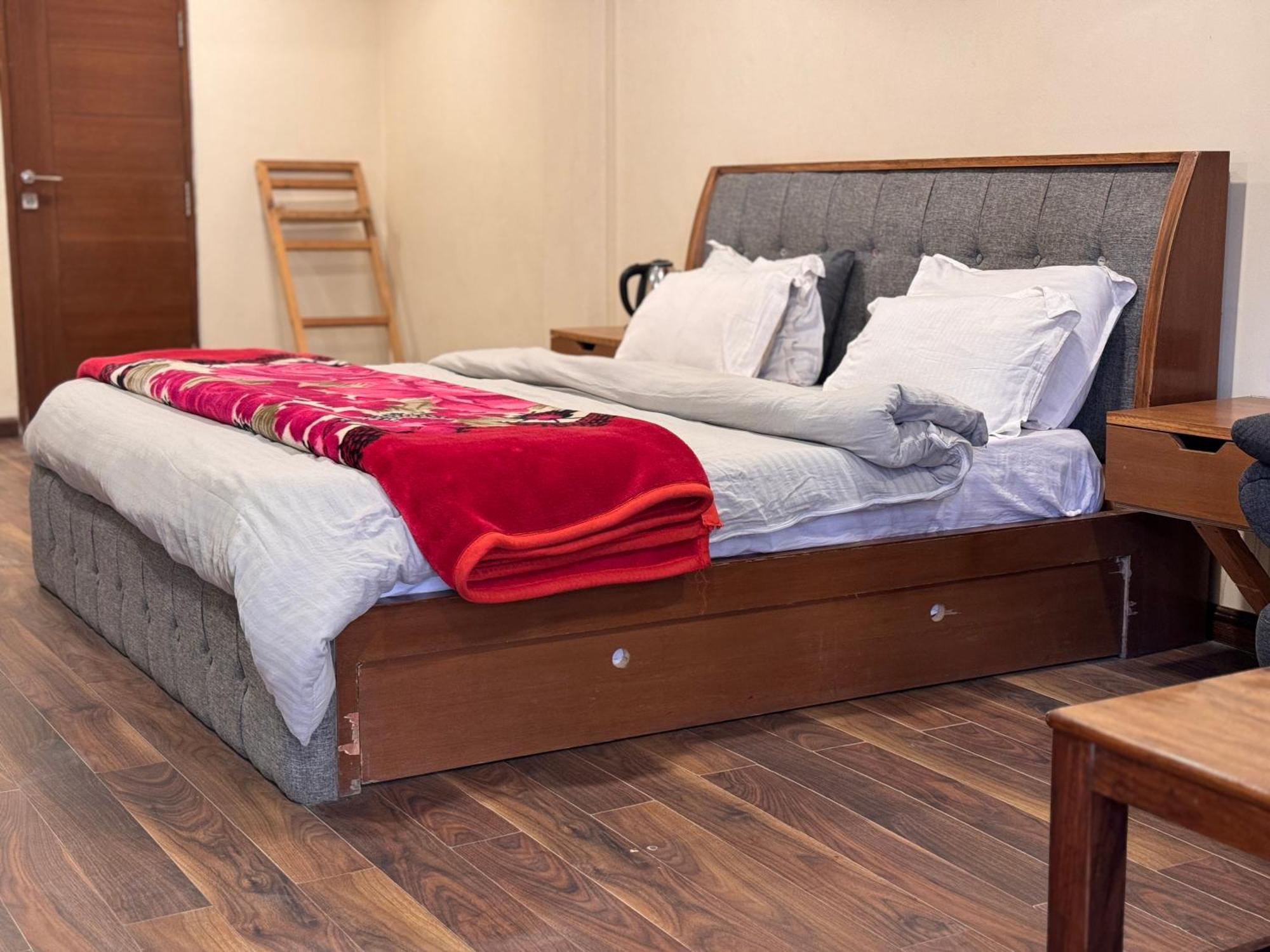 The Alpine Guest House Kasol Esterno foto